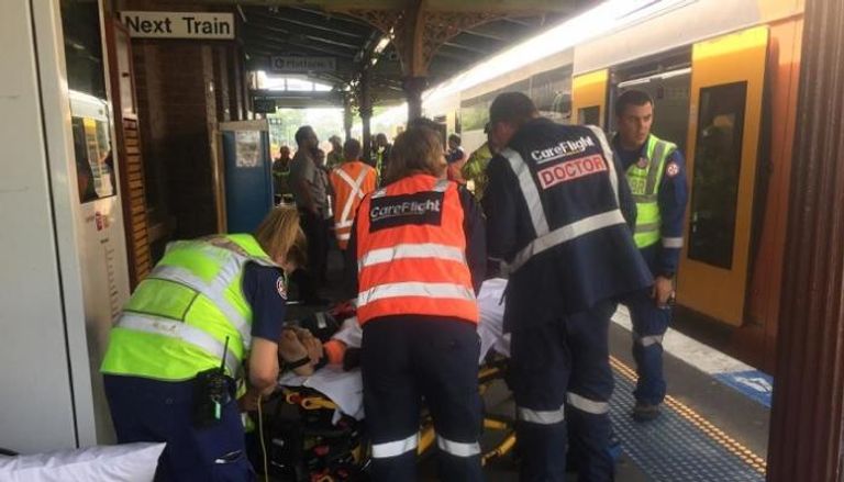إسعاف أحد المصابين في حادث تصادم القطار