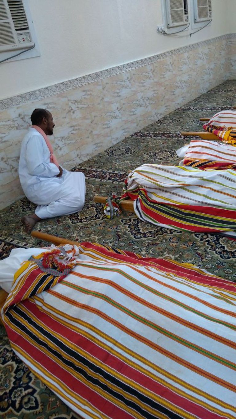 سامي النعمي يودع أبناءه وزوجته صورة للحادث المروري في جازان