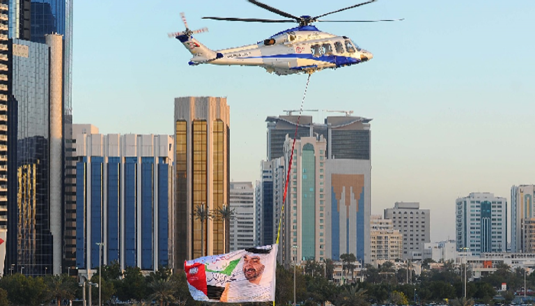 طائرة تابعة لشرطة أبوظبي تحمل لافتة 