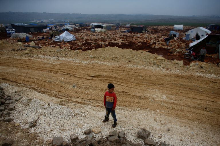 طفل بين خيام اللاجئين معاناة اللاجئين السوريين من البرد القارس