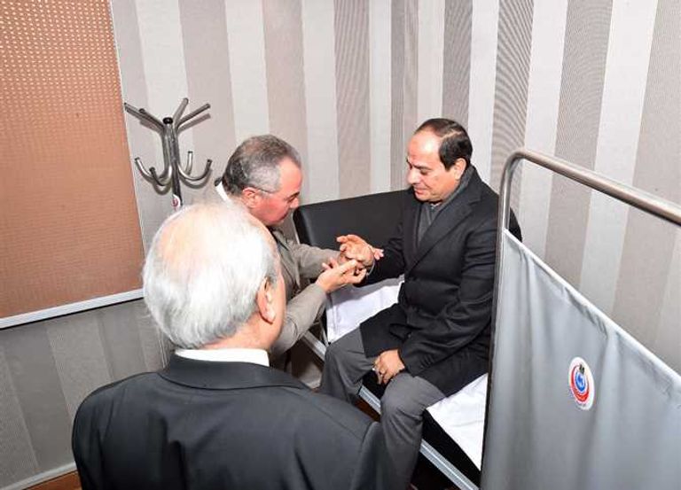 عبد الفتاح السيسي يجري الكشف الطبي عبدالفتاح السيسي خلال الفحوصات الطبية