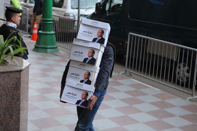 نقل توكيلات الترشح إلى مقر الهيئة الوطنية للانتخابات الرئيس المصري عبدالفتاح السيسي