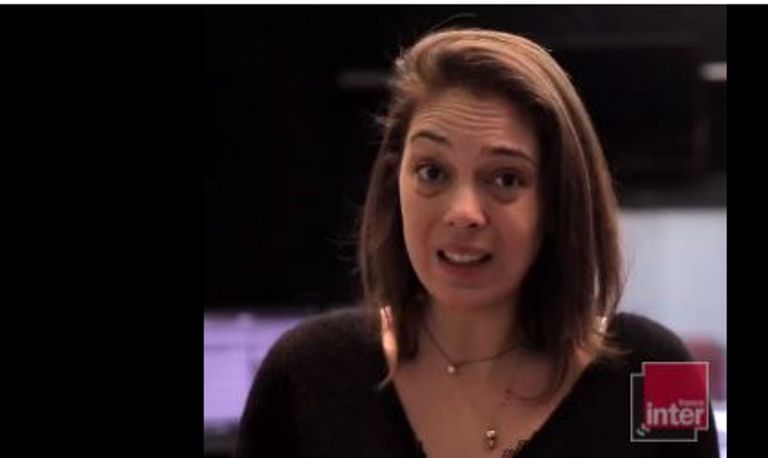 الصحفية الفرنسية مريم بييرزاده مظاهرات ضد النظام الإيراني