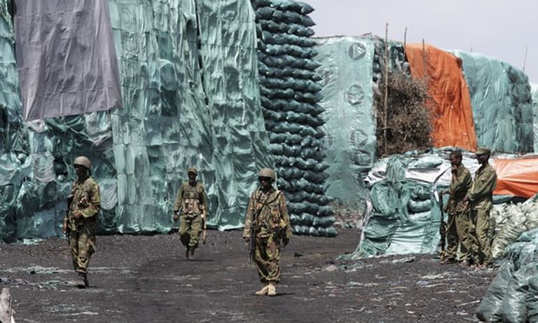 جنود من قوات دفاع كينيا عناصر من حركة الشباب الإرهابية في الصومال