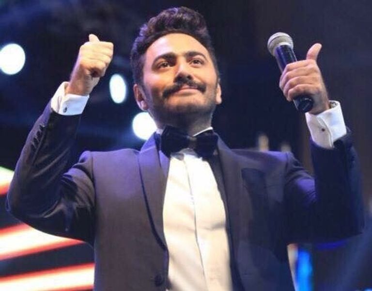 تامر حسني يحيي جمهوره العماني  تامر حسني يحتفل مع جمهوره العماني بمهرجان مسقط