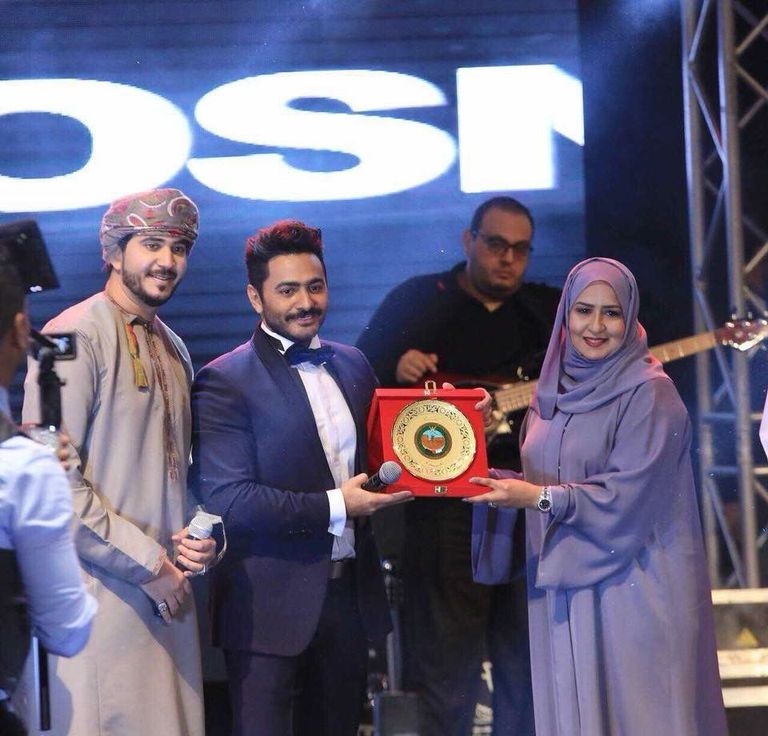 درع تكريم لتامر حسني في عُمان  تامر حسني يحتفل مع جمهوره العماني بمهرجان مسقط