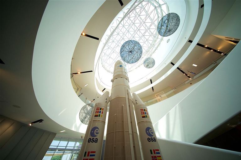 استعدادات إطلاق القمر الاصطناعي "إلياه 3"