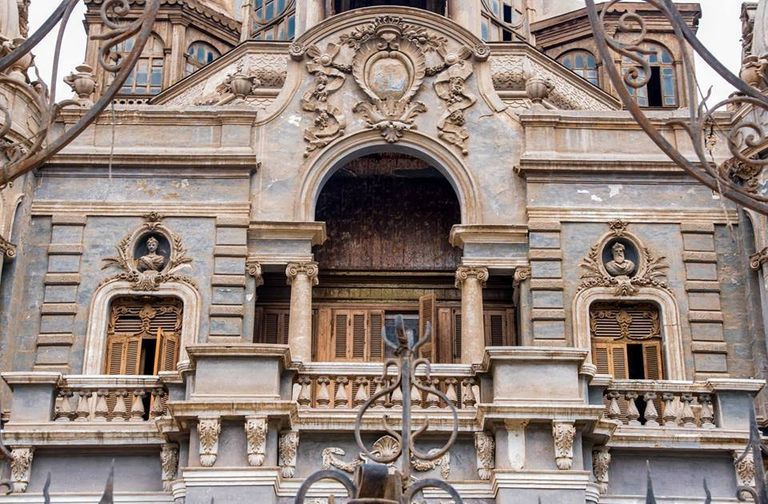 القصر من علامات شارع الظاهر بوسط القاهرة