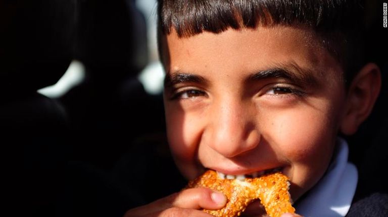 الطفل مشتت بين هويته الحقيقية وهويته المصطنعة