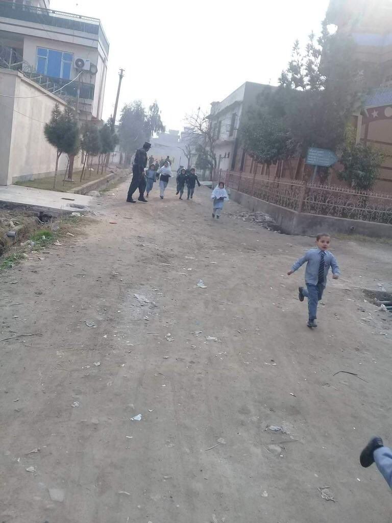 أطفال يهرعون من منطقة الهجوم