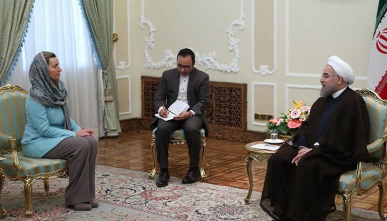 الرئيس الإيراني حسن روحاني مع مفوضة الاتحاد الأوروبي فريدريكا موجريني