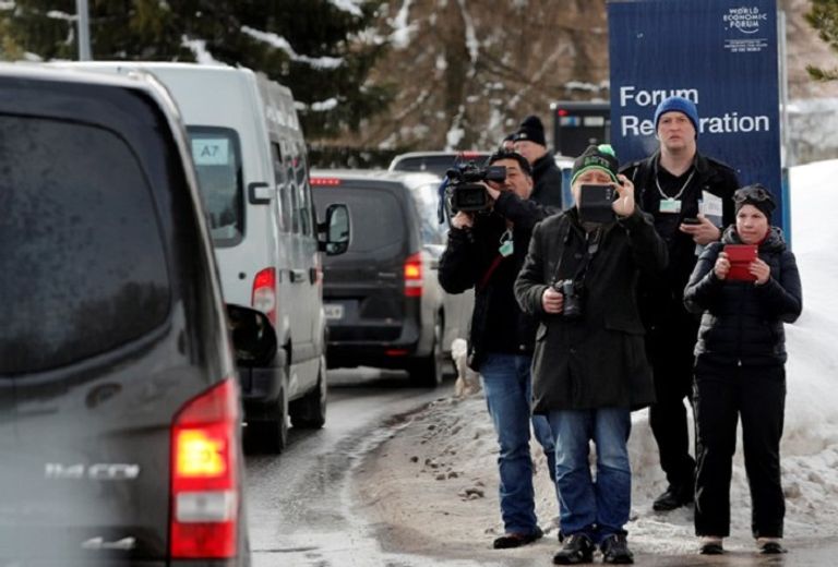 ترامب يلوح لمستقبليه - رويترز