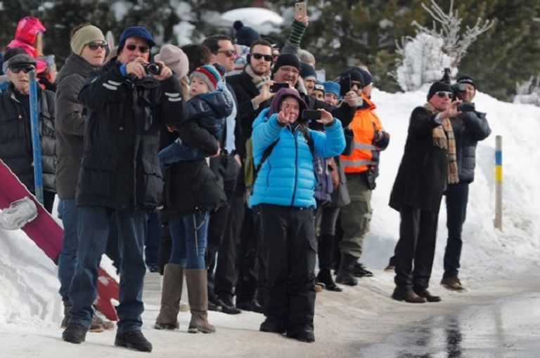 ترامب يلوح لمستقبليه - رويترز