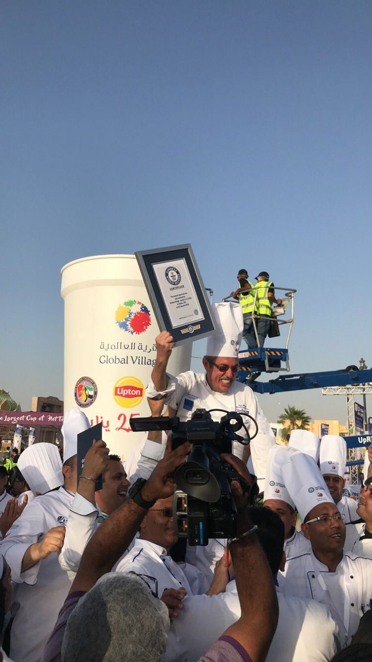 الاحتفال بشهادة جينيس لأكبر كوب شاي كرك في العالم القرية العالمية تدخل جينيس بأكبر كوب