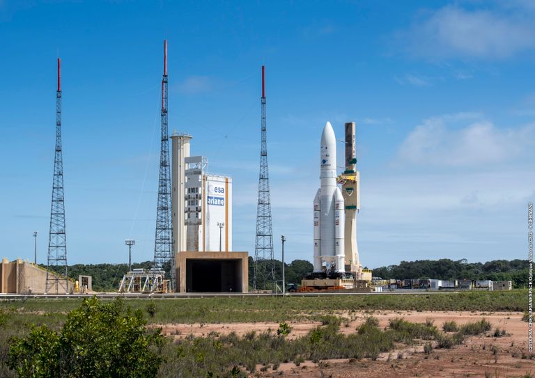 الصاروخ آريان 5 في قاعدة غويانا الفرنسية الصاروخ آريان 5 على منصة الإطلاق في قاعدة غويانا الفرنسية
