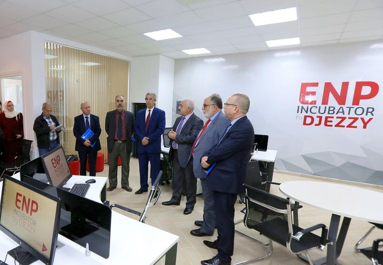 شركة ديجيزي إحدى الشركات المشغلة لخدمة المحمول في الجزائر هوائي إحدى شركات الهاتف المحمول في الجزائر