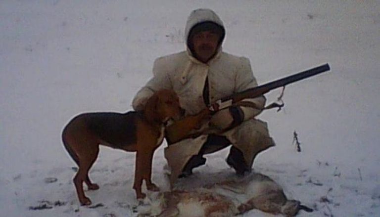الصياد الروسي برفقة كلبه