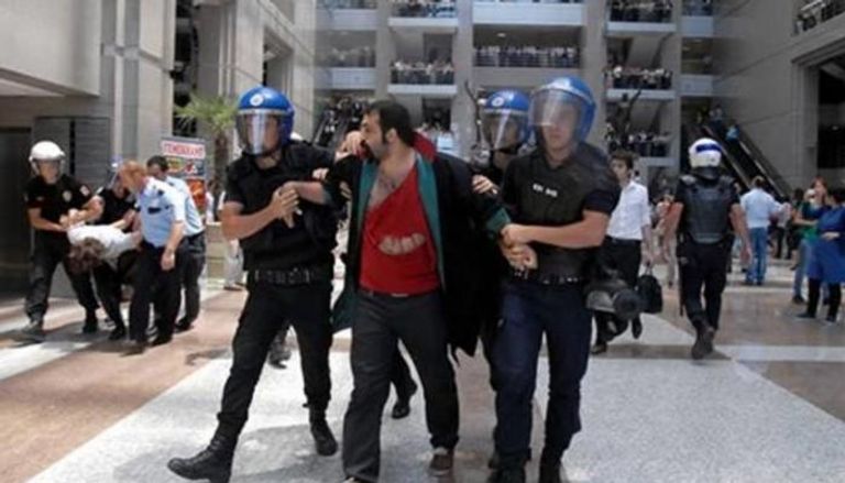 الاعتقالات تتواصل بعشرات الآلاف منذ محاولة الانقلاب
