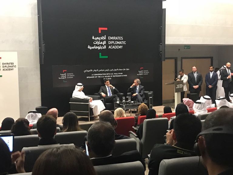 العتيبة وبراين خلال الحوار براين أشاد بمستوى العلاقات مع الإمارات