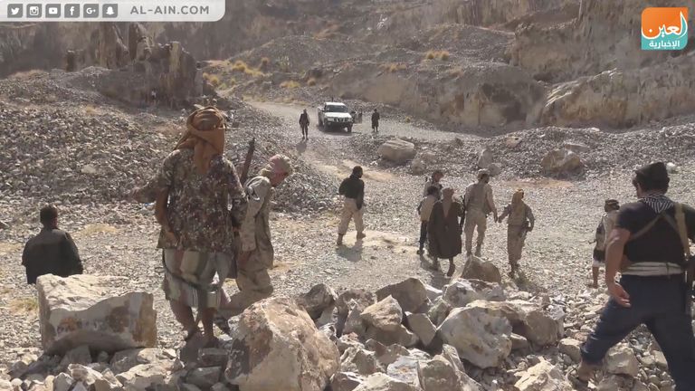 مواقع القتال أفراد من الجيش اليمني في مواقع القتال بتعز