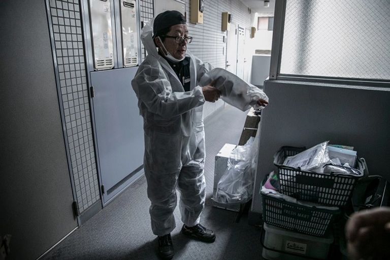 أحد أفراد شركة التنظيف شركة في اليابان للتنظيف بعد وفاة من يعيشون بمفردهم