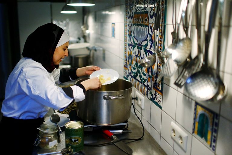 ملكة جزماتي ستتولى إطعام أكثر من 400 ضيف في مهرجان برلين السينمائي اللاجئة السورية ملكة جزماتي