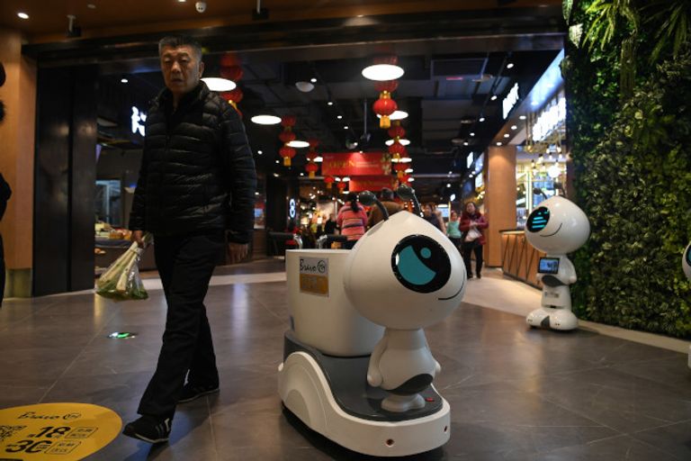 سلة المشتروات يمكنها إرشادك للأقسام المختلفة في المحل عربات التسوق الروبوتية تنتظر المشترين