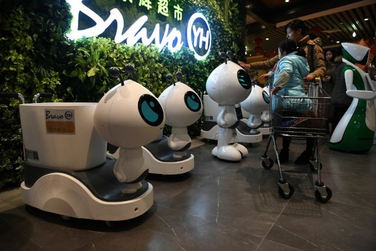 السلال الروبوتية تنتظر المشرين عربات التسوق الروبوتية تنتظر المشترين