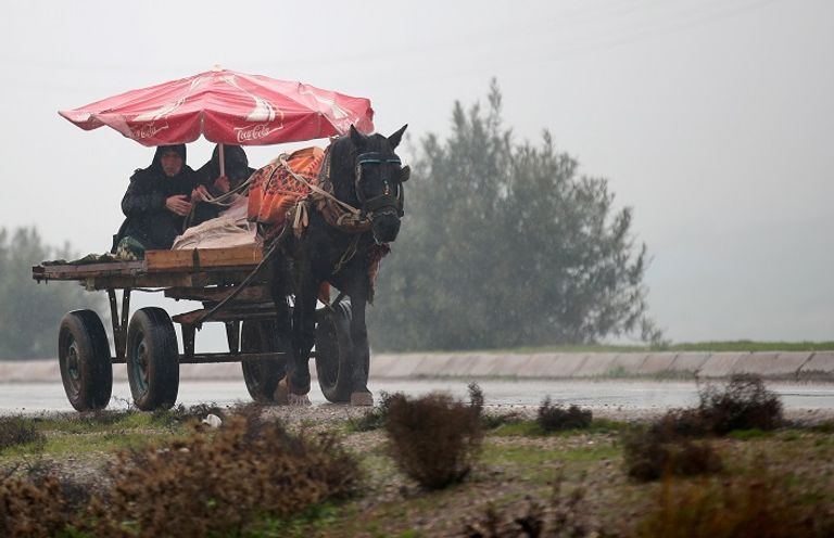 عائلة من بلدة جندريس تحاول الفرار من القصف التركي أكراد سوريا يودعون ضحايا عفرين