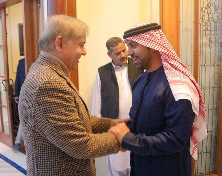 جانب من لقاء سفير الإمارات حمد عبيد الزعابي ورئيس حكومة البنجاب 