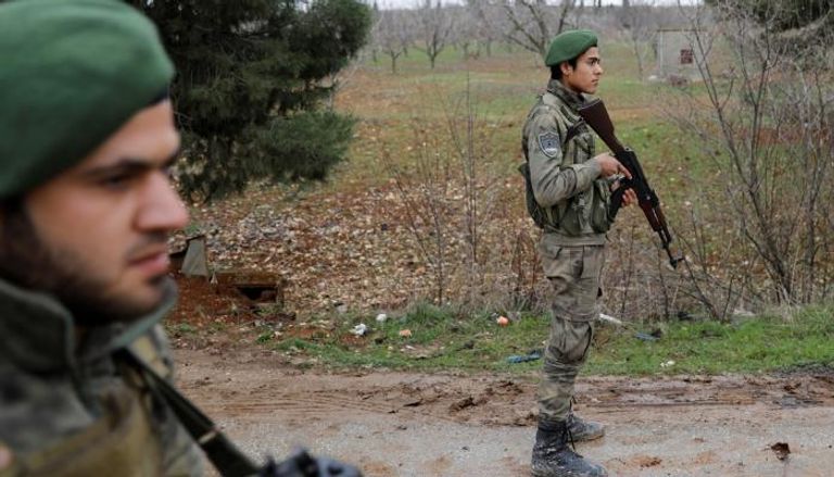 عناصر من "الجيش السوري الحر" الموالي لتركيا (رويترز)