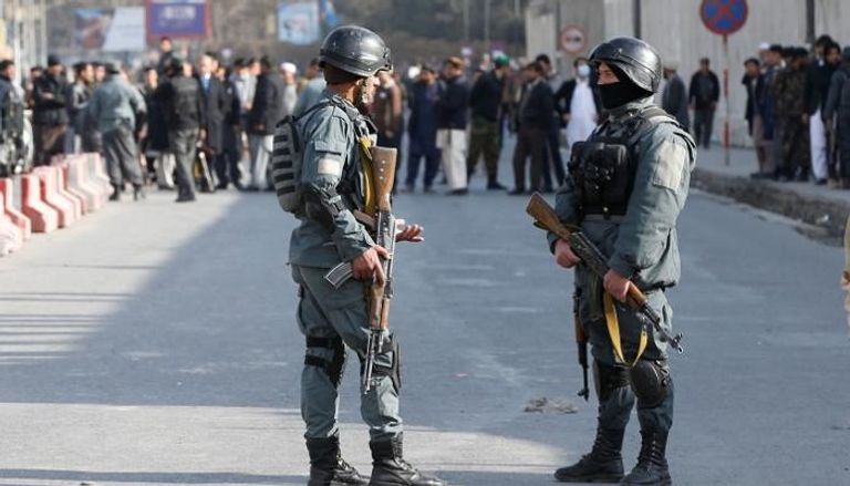 قوات الأمن الأفغانية في موقع التفجير الإرهابي - أ.ف.ب