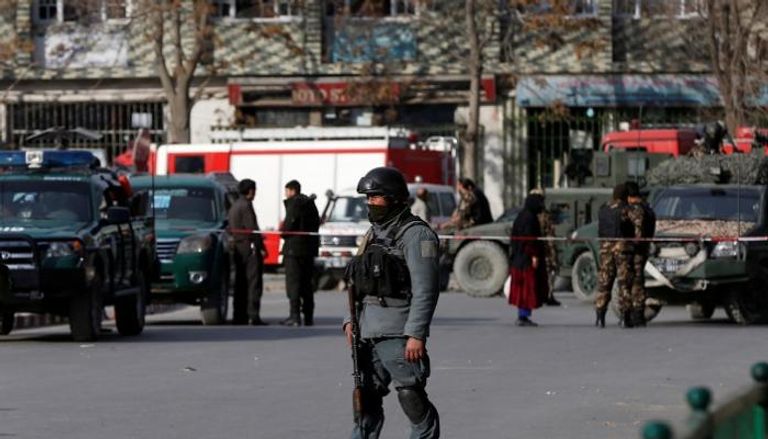 قوات الجيش والشرطة الأفغانية في موقع التفجير الإرهابي - أ.ف.ب