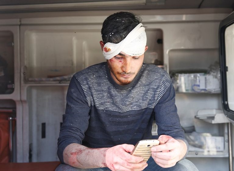 مصاب في عربة الإسعاف  قوات الجيش والشرطة الأفغانية في موقع التفجير الإرهابي - أ.ف.ب