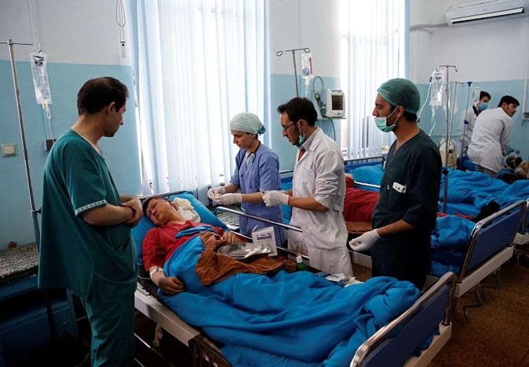 مصاب في الانفجار يتلقى العلاج بالمستشفى جثث ملقاة على الأرض في موقع الهجوم الإرهابي - أ.ف.ب