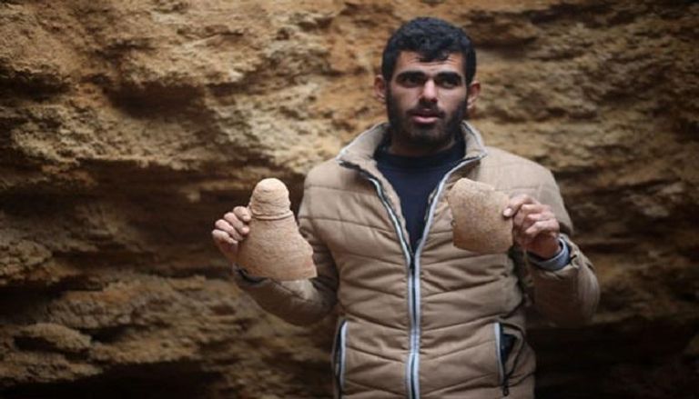 شاب فلسطيني اكتشف مقبرة أثرية