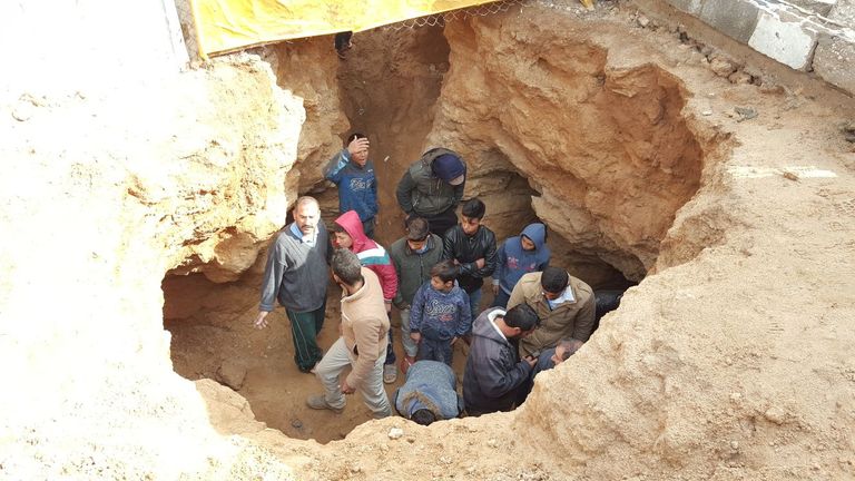 داخل المقبرة الأثرية تجمع الأهالي شاب فلسطيني اكتشف مقبرة أثرية