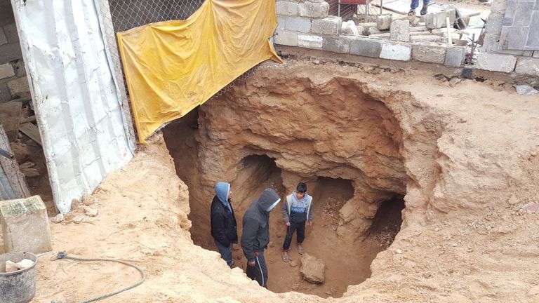 أهالي المكان تجمعوا لمشاهدة المقبرة المكتشفة شاب فلسطيني اكتشف مقبرة أثرية