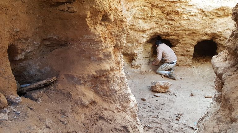 شاب ينقب داخل المقبرة الأثرية شاب فلسطيني اكتشف مقبرة أثرية