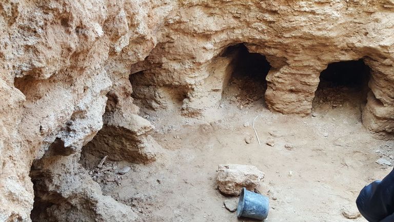 فتحات القبور التي أظهرها المنخفض الجوي شاب فلسطيني اكتشف مقبرة أثرية