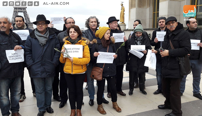 المحتجون رفضوا الاحتلال التركي للأراضي السورية جانب من وقفة القوى السورية بباريس