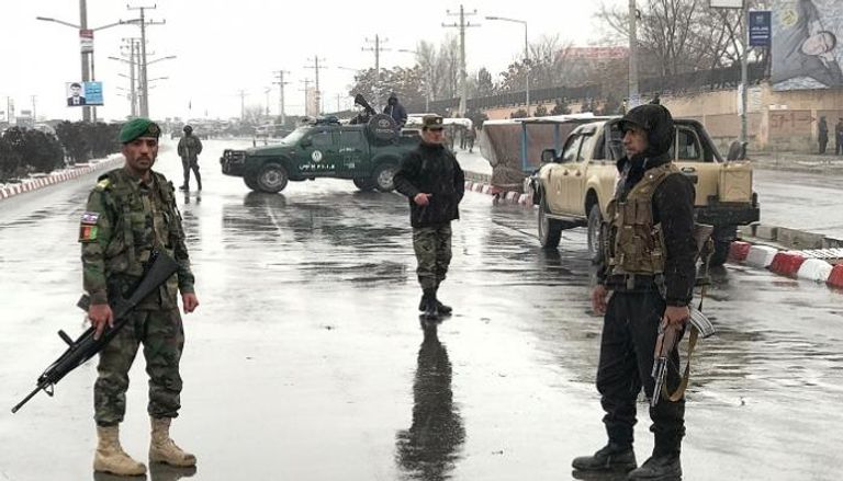 قوات الأمن والجيش الأفغاني أمام الأكاديمية - رويترز