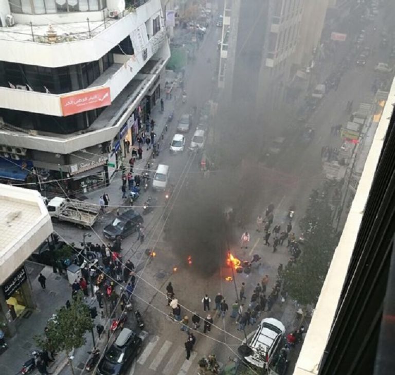 إطارات محترقة في منطقة مار الياس أنصار حركة