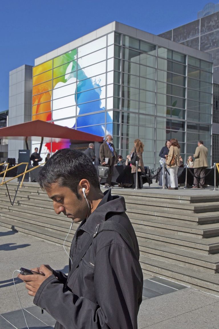 المستخدمون يفضلون مواقع بث الفيديو الشباب يفضلون سماع موسيقاهم على الهاتف