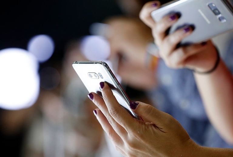 تقنيات البث الموسيقي ملجأ المراهقين الشباب يفضلون سماع موسيقاهم على الهاتف