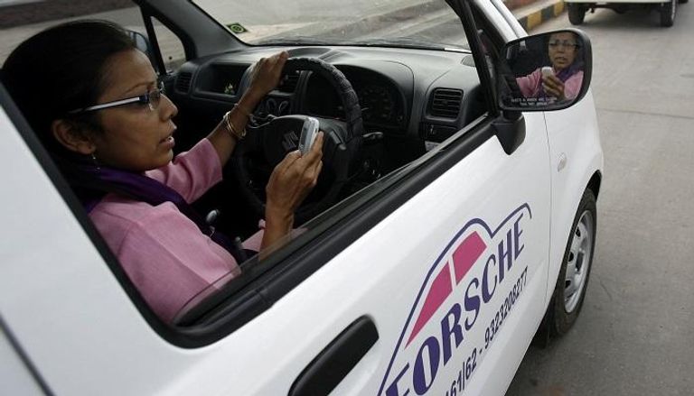 النساء أقدمن على قيادة سيارات الأجرة دعماً لأسرتهن