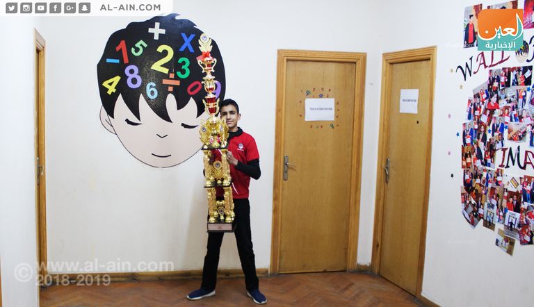 عبدالرحمن يحمل كأس البطولة 