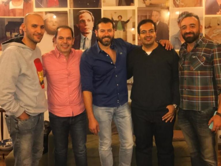 عمرو يوسف مع فريق مسلسل طايع