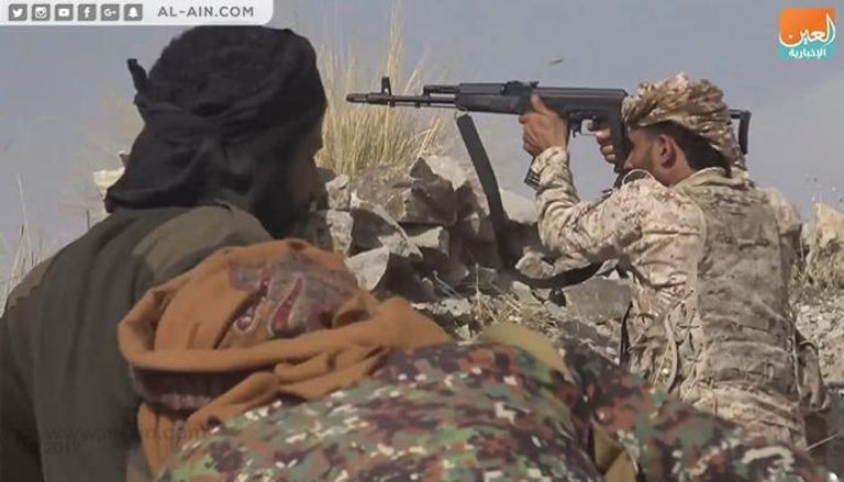 أفراد من الجيش اليمني في مواقع القتال بتعز
