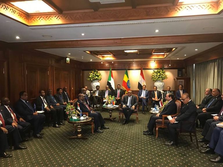 جانب من اللقاء الذي جمع الرئيس المصري والسوداني ورئيس وزراء أثيوبيا جانب من اللقاء الذي جمع الرئيس المصري والسوداني ورئيس الوزراء الإثيوبي